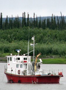 Fischerboot in Inuvik auf dem MacKenzie River