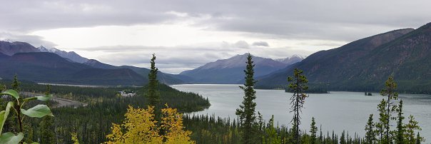 Muncho Lake [604 x 202 Pixel @ 29 KB]